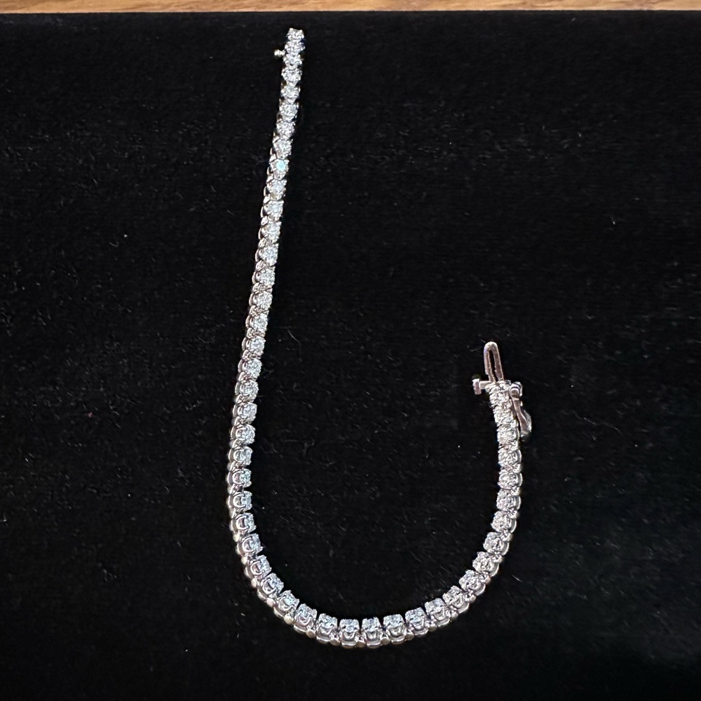 Lady’s 14k White Gold Diamond Tennis Bracelet
